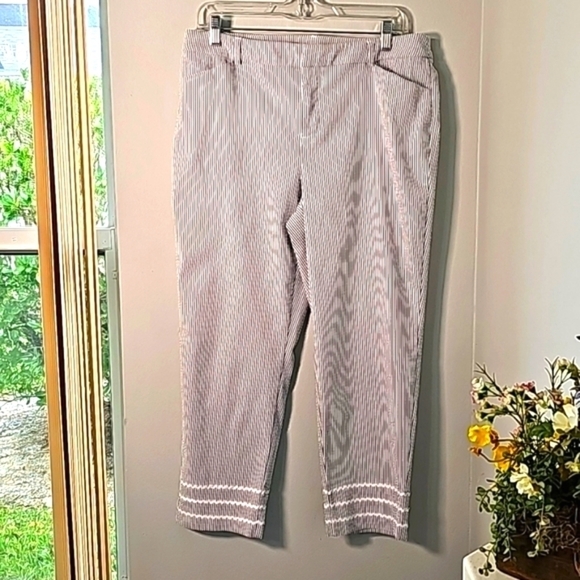 CHARTER CLUB, Y2K Womens Newport slim crop searsucker pants. Gray/white. SIZE 12 - Picture 2 of 15